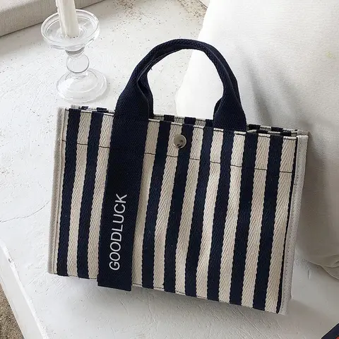 sac en toile de coton rayé personnalisé est parfait pour les femmes sophistiquées et conscientes de l'environnement.