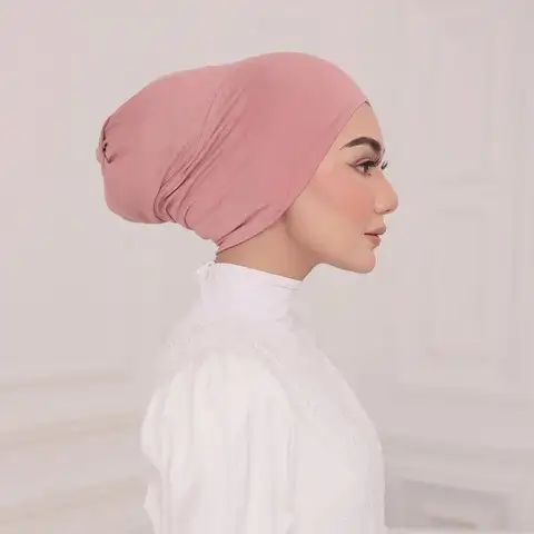 Hijab sous écharpe bambou.