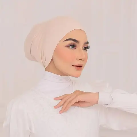 Hijab sous écharpe bambou.