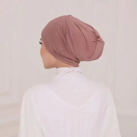 Hijab sous écharpe bambou.