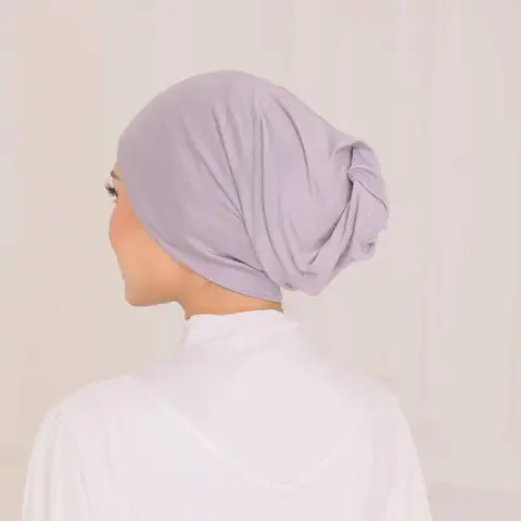 Hijab sous écharpe bambou.