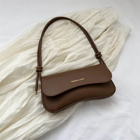 Découvrez notre Sac vintage une épaule sous les bras ! Ce sac minimaliste et carré