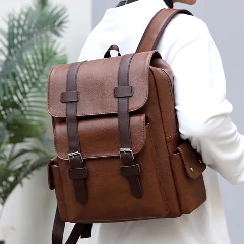 Sac à dos à dos en cuir marron pour homme.