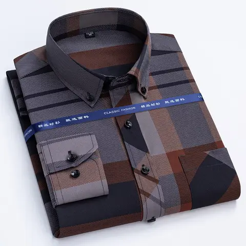 Chemise à carreaux doré à manches longues pour homme.