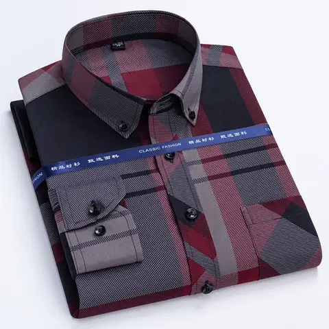 Chemise à carreaux doré à manches longues pour homme.