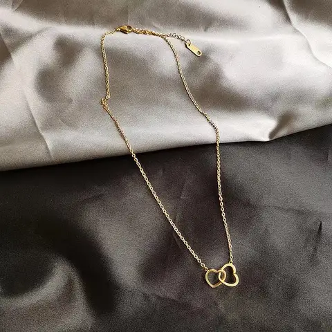 Collier en titane et acier pour femme. Bijoux fin double coeur.