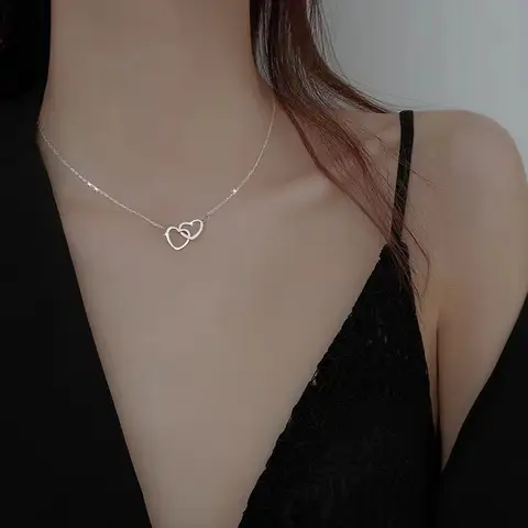 Collier en titane et acier pour femme. Bijoux fin double coeur.