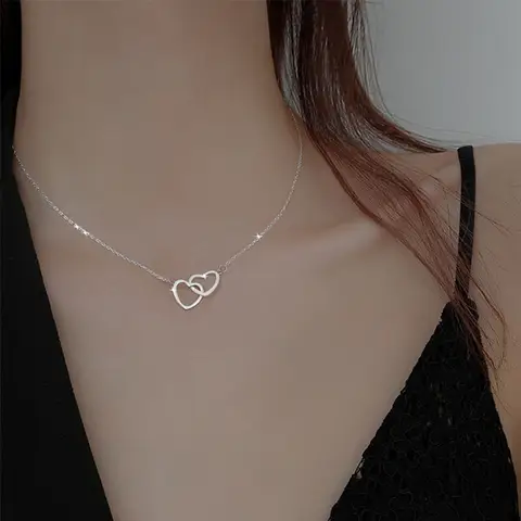 Collier en titane et acier pour femme. Bijoux fin double coeur.