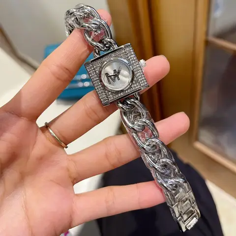 Mouvement à quartz carré diama montre pour femme.