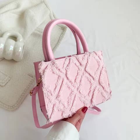 Sac à main en cuir brillant pour femme, fourre-tout à bandoulière de luxe.