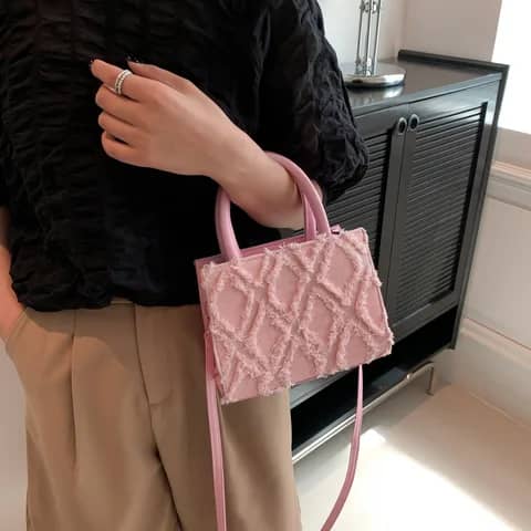 Sac à main en cuir brillant pour femme, fourre-tout à bandoulière de luxe.