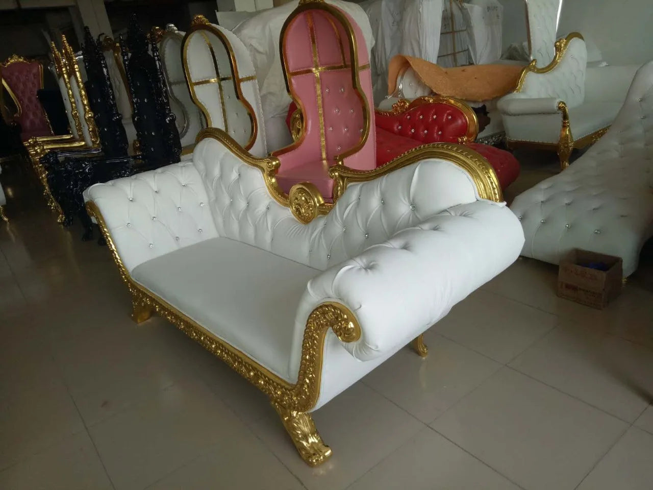 Supply royal king throne chair Luxury Gold chair purple leather hotel Low back chaise Lounge chair